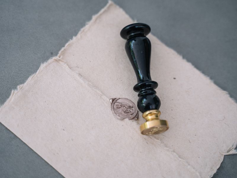 Detail starej voskovej pečate na obálke